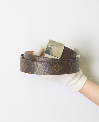 Louis Vuitton Cinturon Hebilla Plateada Cuadrada, vista frontal