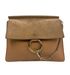 Faye Large, vista frontal