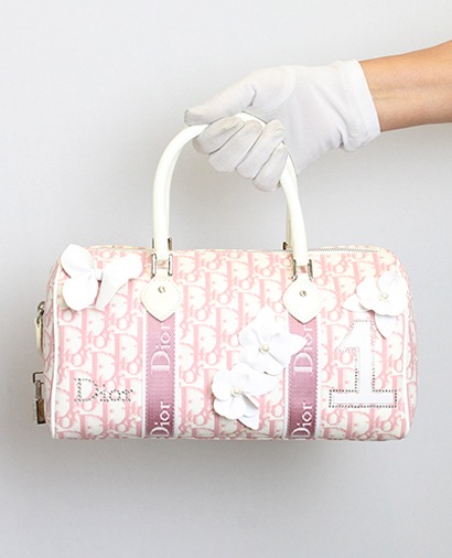 Miss Girly, vista frontal