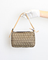 Pochette, vista frontal