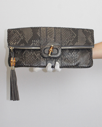 Lucy Clutch, vista frontal