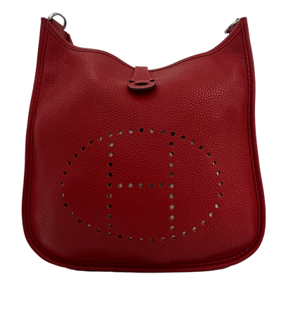 Evelyn Small, vista frontal