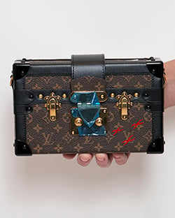 El famoso bolso 'Petite Malle' de Louis Vuitton se transforma en una  exclusiva funda para iPhone