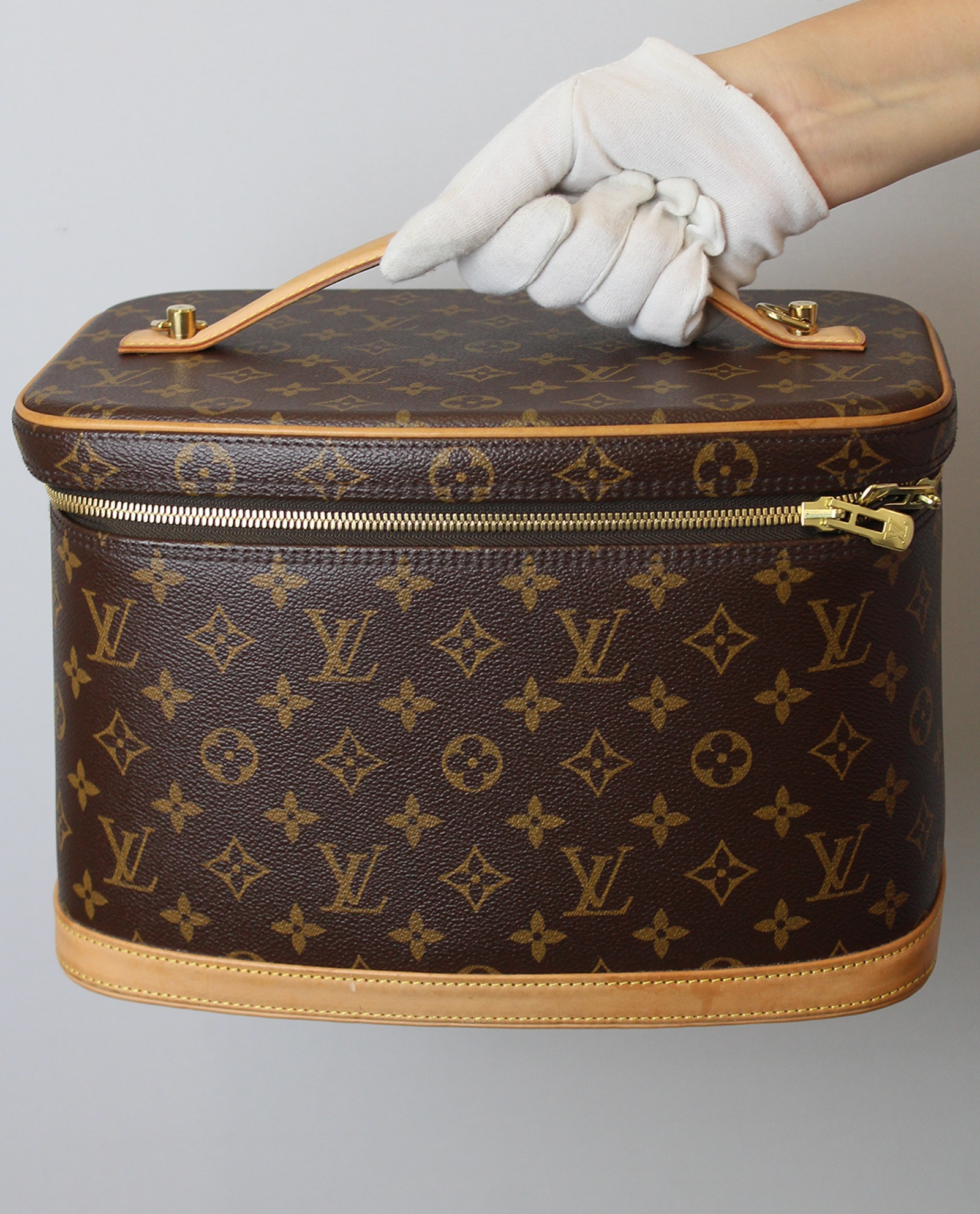 Sold at Auction: Neceser Louis Vuitton.