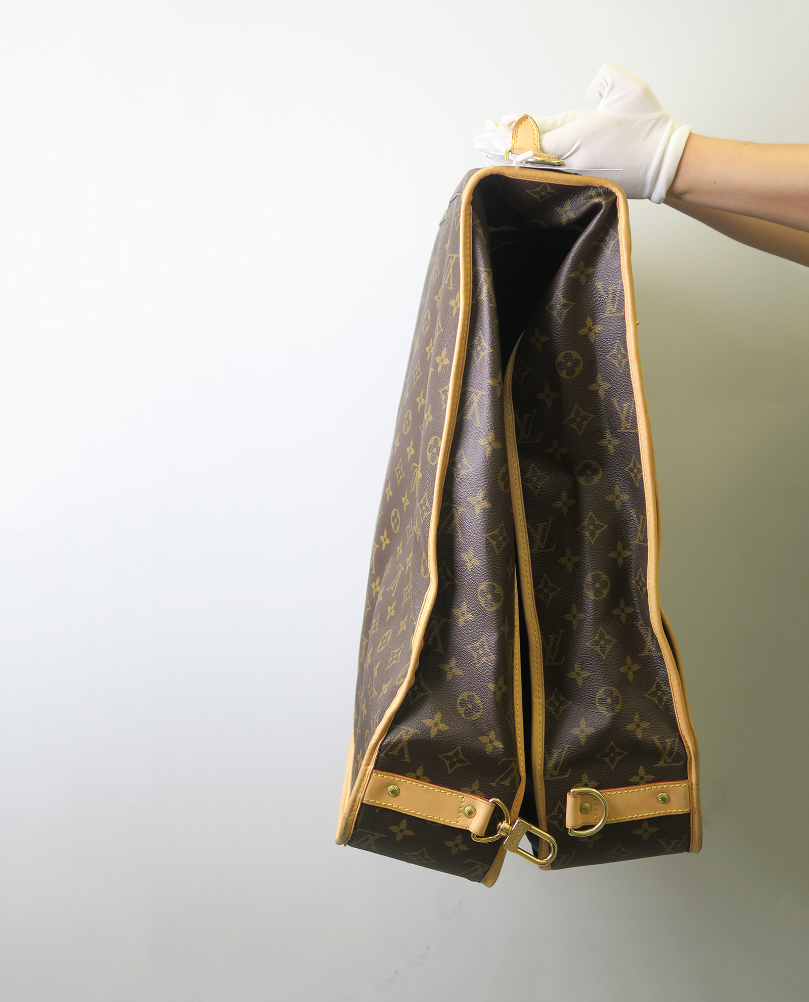 Sold at Auction: Bolso porta-trajes Louis Vuitton con las iniciales V.M.  realizado en piel.
